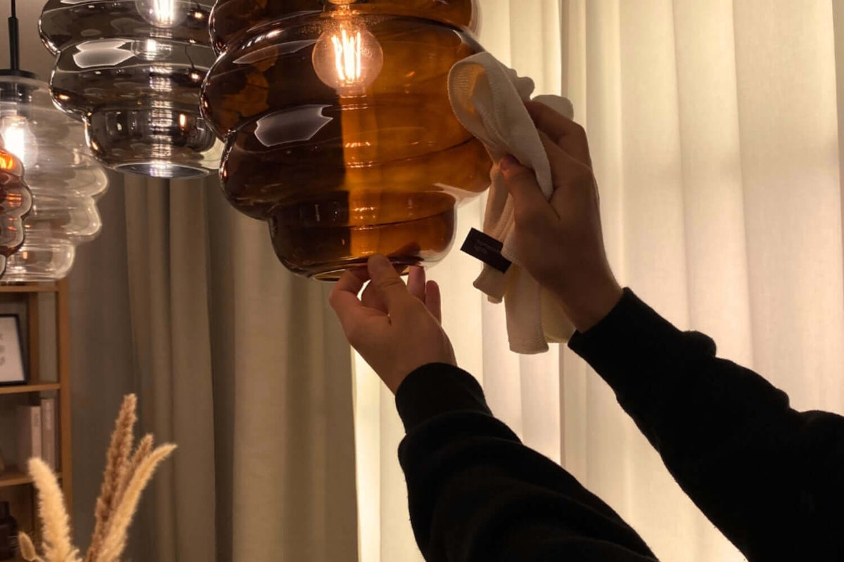 Reinigung eines Lampenschirms 