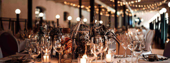 Hochzeitsbeleuchtung- kreiere Dein persönliches Highlight mit stilvoll dekoriertem Tisch und romantischer Beleuchtung.