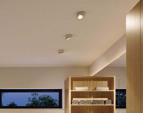 Deckenspotlights in modernem Raum mit Holzregal und Fenster, ideal für Flur Beleuchtung.