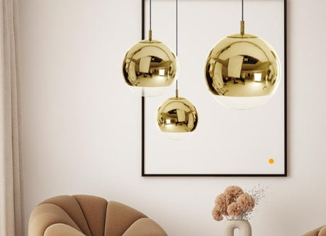 Eine Hängeleuchte in Gold - Der Eyecatcher für jedes Interieur.