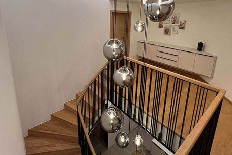 Moderne Treppenhaus Pendelleuchte in eine stilvolle Treppe installiert, schafft eine elegante Raumästhetik.