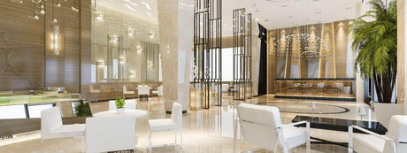 Moderne Hotel Lobby mit eleganter Beleuchtung, stilvollen Möbeln und Pflanzen für ein einladendes Ambiente.