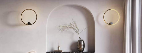 Moderne Wandlampen in elegantem Wohnraum mit Vase und minimalistischem Design.