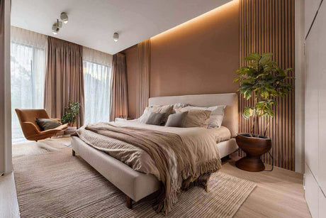 Modernes Schlafzimmer mit gemütlicher Beleuchtung, eleganter Bettwäsche und Pflanzen für eine entspannte Atmosphäre.