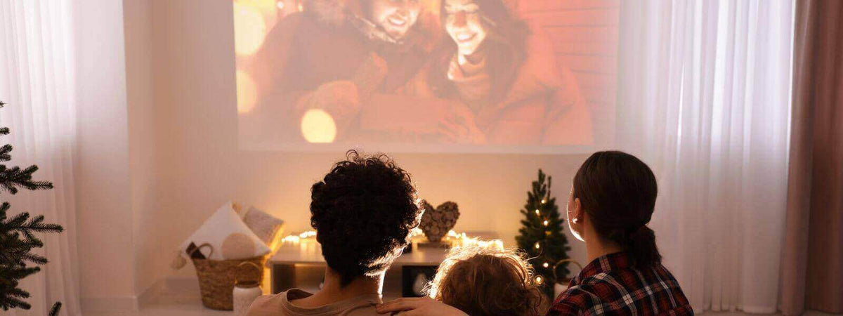 Wie wirkt sich Beleuchtung auf mein Heimkino aus? Familie genießt Film mit optimaler Beleuchtung.