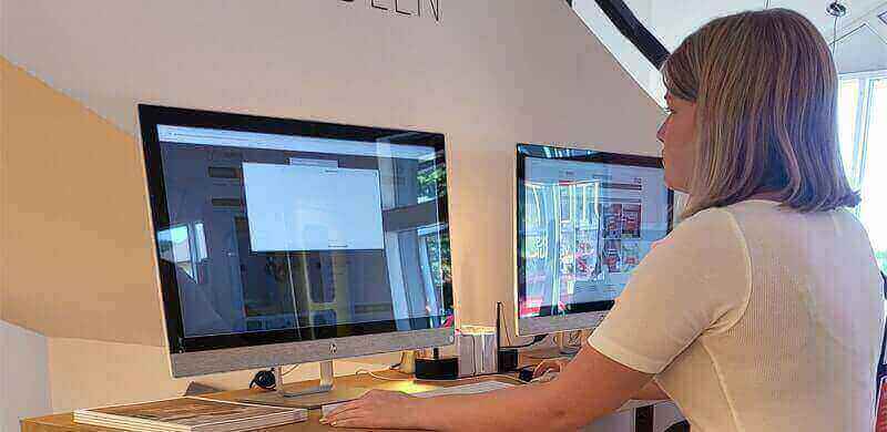 Mein Praktikum bei skapetze®: Eine Person arbeitet an einem Computer in einem modernen Büro.