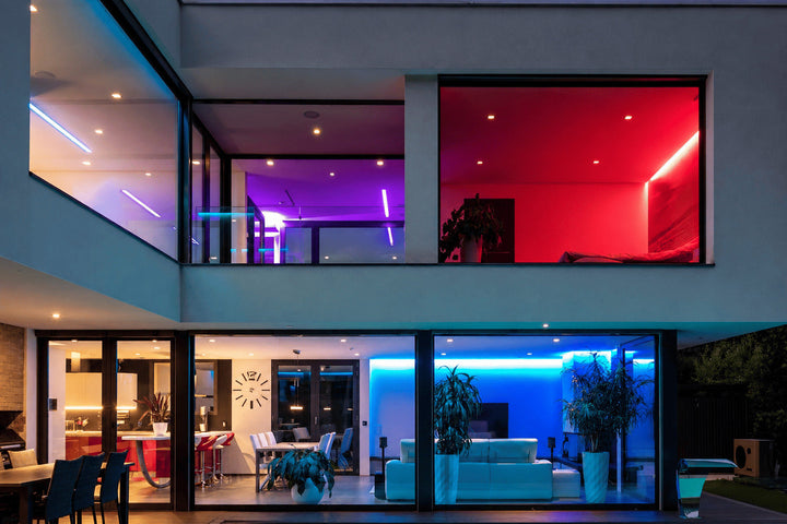 buntbeleuchtete Räume in einem Haus 