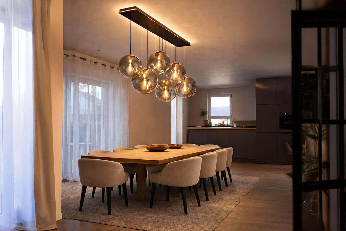 Moderne Deckenbeleuchtung in einem Raum mit Holz- und Betonakzenten.