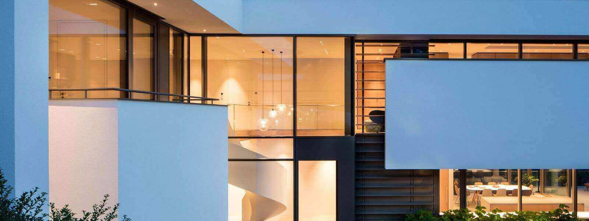 Glaskugel Hängelampe im Treppenhaus von Außen zu sehen