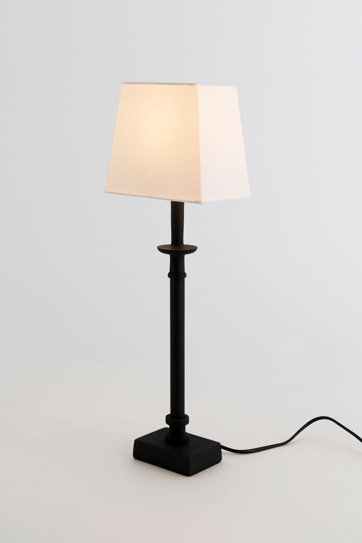 Bordlampe Palmaria med silke-struktur og rektangulær skærm 