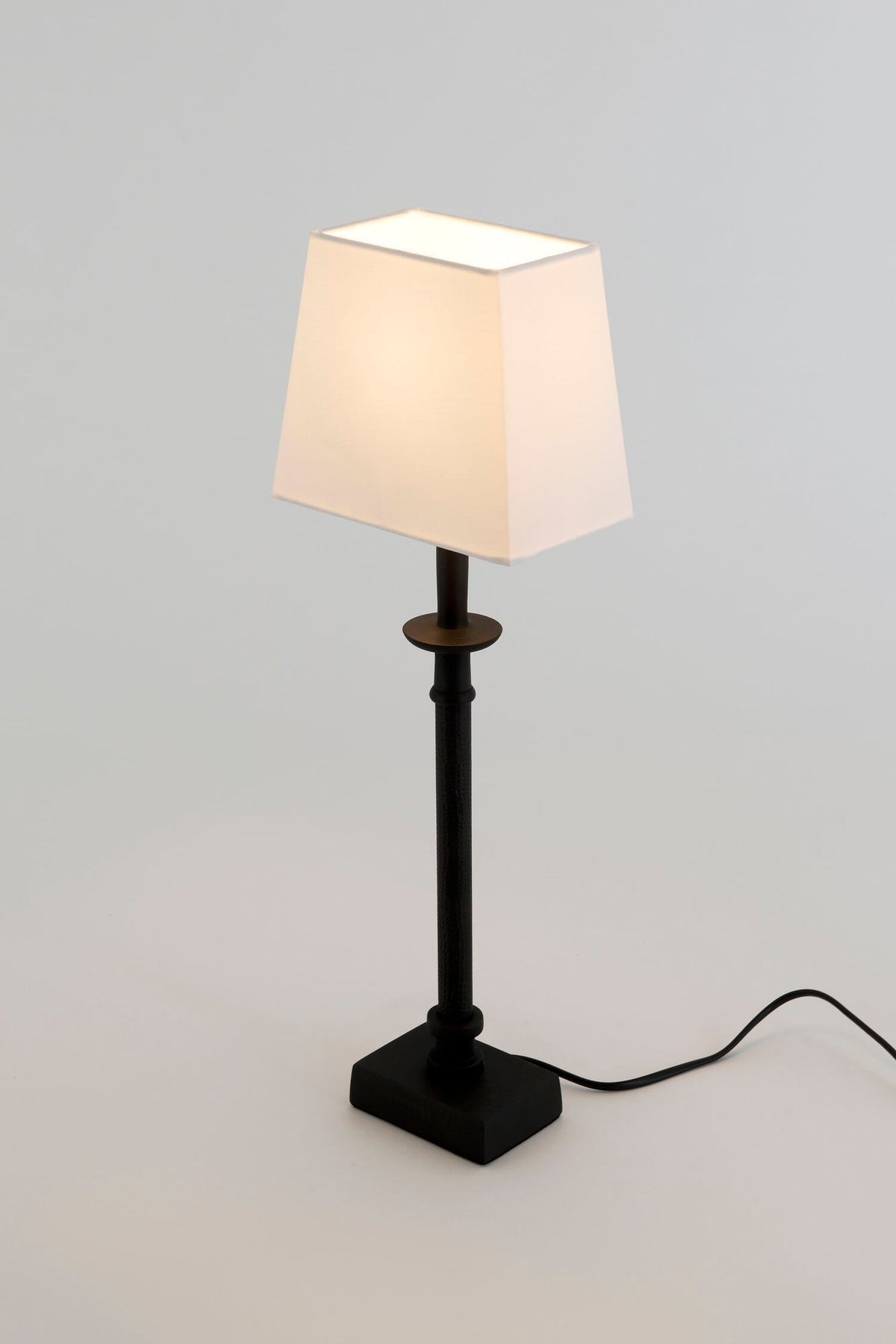 Tischlampe Palmaria mit rechteckigem, cremefarbenem Seidenschirm, schwarzem Fuß und Gestell, Frontalansicht