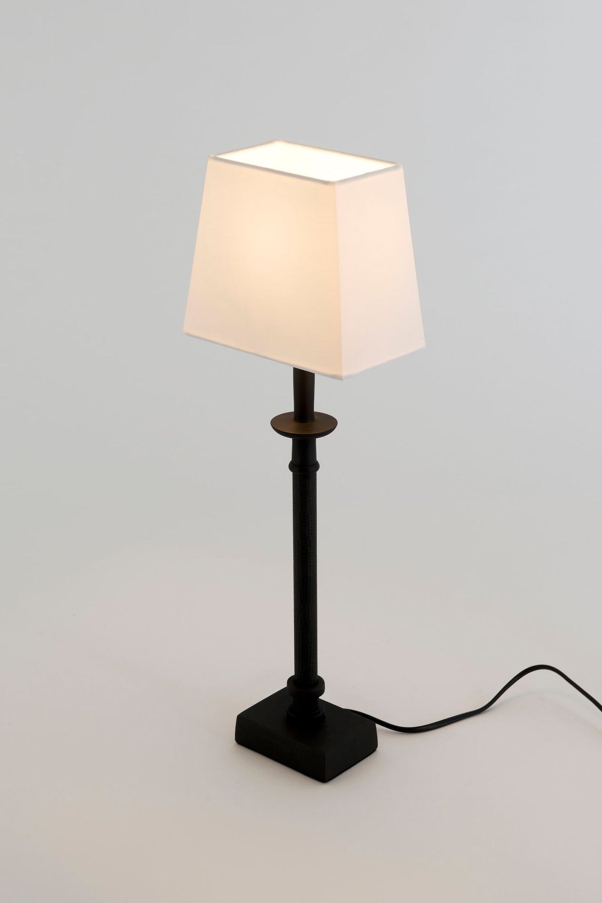 Bordlampe Palmaria med silke-struktur og rektangulær skærm 