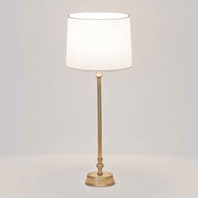Lámpara de mesa New York Street de latón con base dorada y pantalla blanca