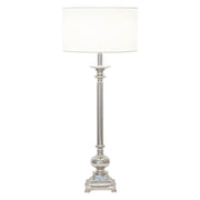 Lampe de table Tasso en aluminium argenté avec un design élégant et un abat-jour blanc.