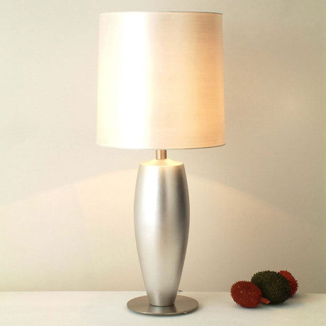Lampada da tavolo Sigma Sottile Grande in ceramica, argentata a foglia con design moderno e illuminazione delicata.