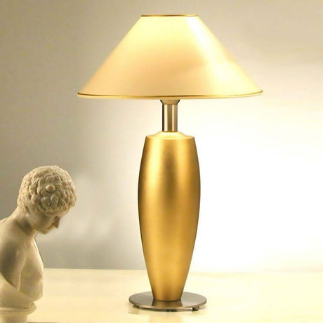 Bordlampe Theta Sottile keramikk-metall bladforgylt-forkrommet med gylden lampeskjerm og elegant base.