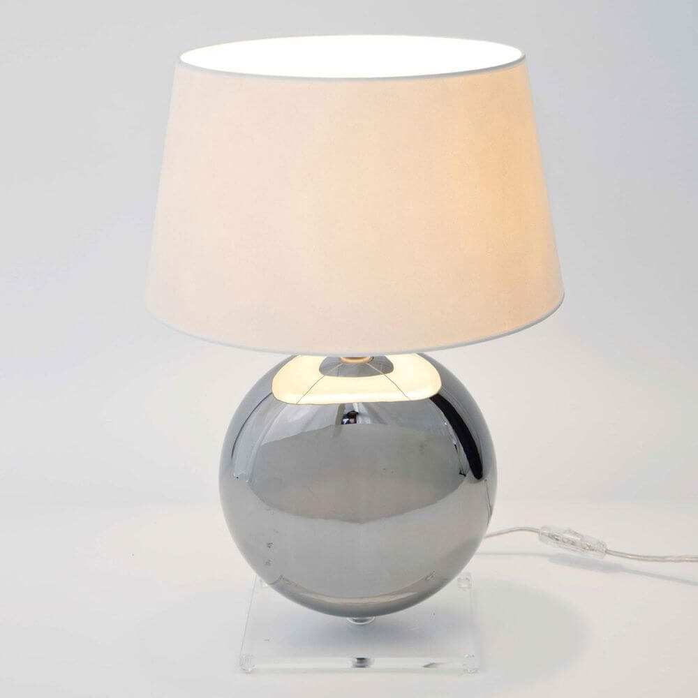 Tischleuchte Bowling Keramik-Plexiglas Metallic-Klar mit kugelförmigem Fuß und hellem Lampenschirm.