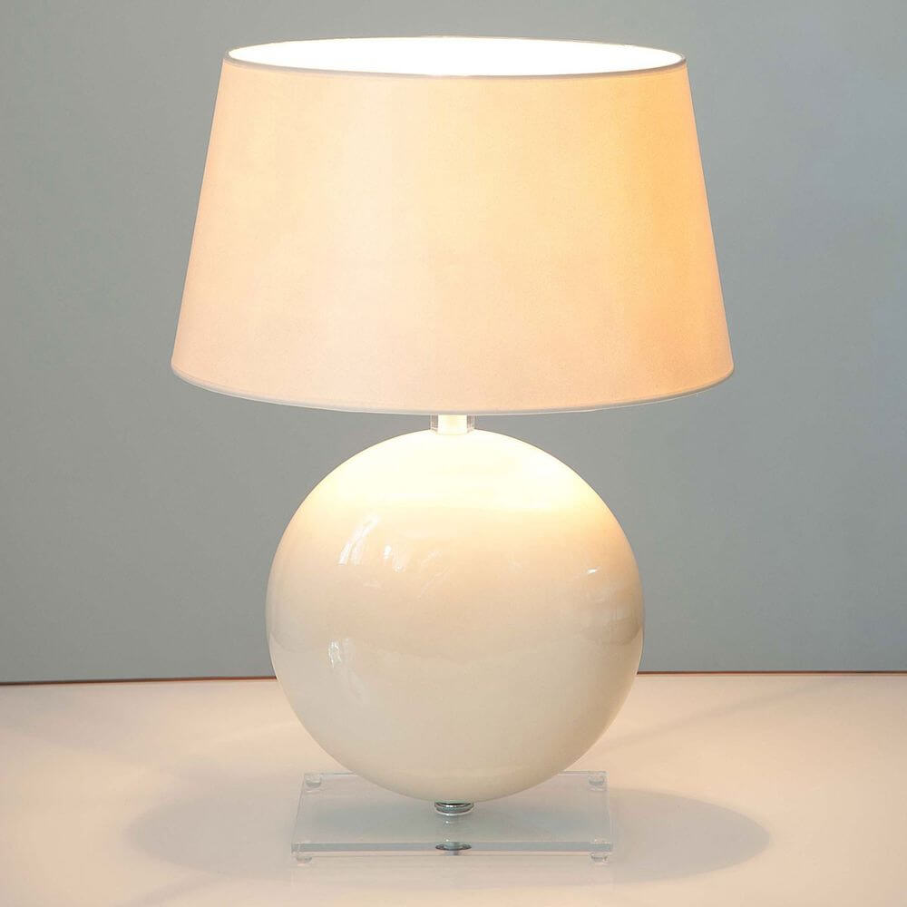 Tischleuchte Billiardo Keramik-Plexiglas Creme-Klar mit runder, cremefarbener Keramikbasis und hellem Lampenschirm.