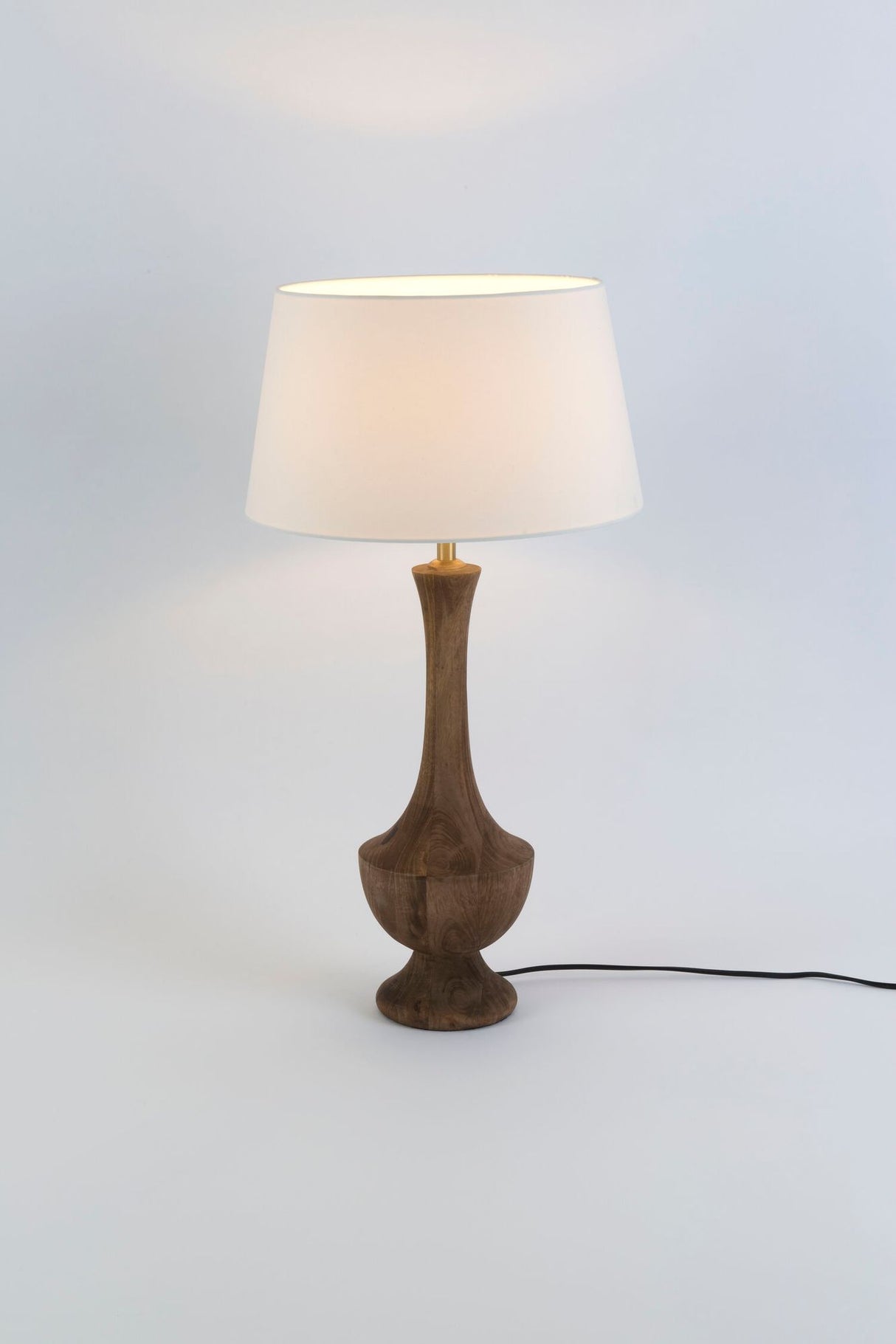 Lampada da tavolo Subasio in legno di mango écru con paralume rotondo 