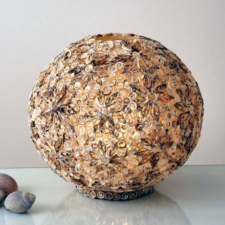 Bordlampe Sirena Grande skal glasfiber naturlig sandbrun i en rund form med skaldekor