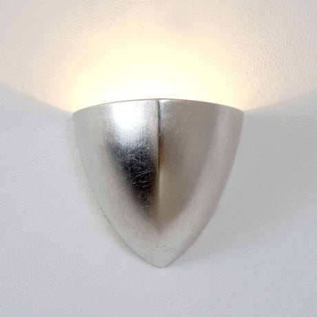 Vegglampe Matteo Piccola keramikk bladforsølvet i sølvfarget form montert på veggen.