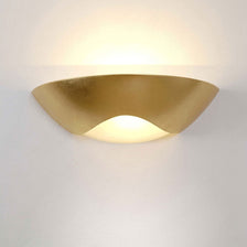 Applique Matteo Curve in ceramica con finitura in foglia d'oro, elegante lampada da parete con luce calda e design moderno.