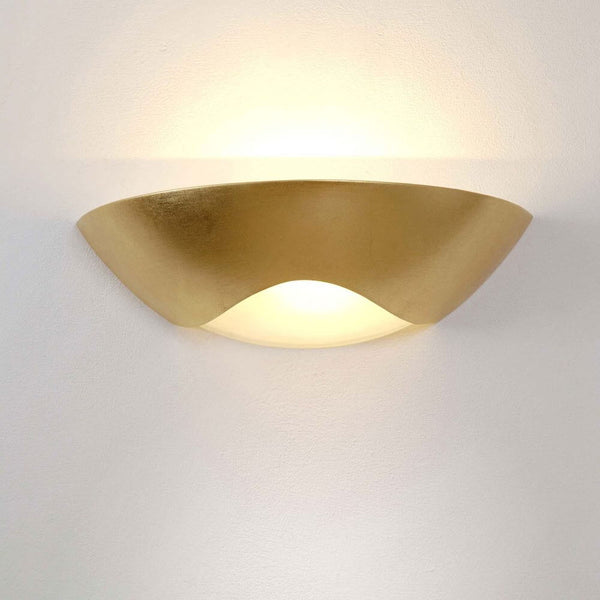 Applique Matteo Curve in ceramica con finitura in foglia d'oro, elegante lampada da parete con luce calda e design moderno.