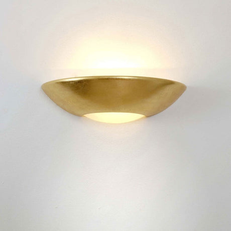 Wandleuchte Matteo Keramik Blattvergoldet, elegante goldene Wandlampe mit sanfter Beleuchtung.