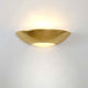 Wandleuchte Matteo Keramik Blattvergoldet, elegante goldene Wandlampe mit sanfter Beleuchtung.