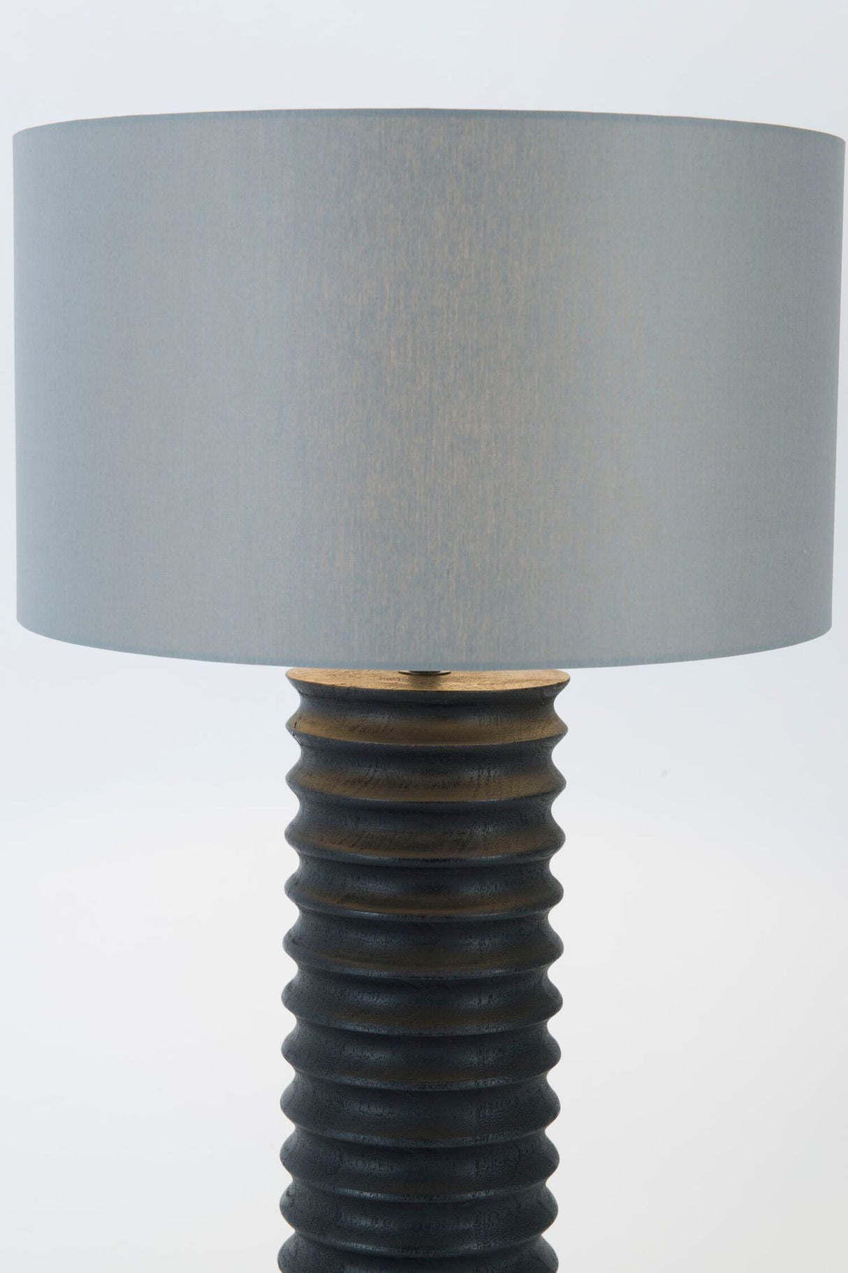 Lampada da tavolo Benedetto in legno Chintz con paralume rotondo 