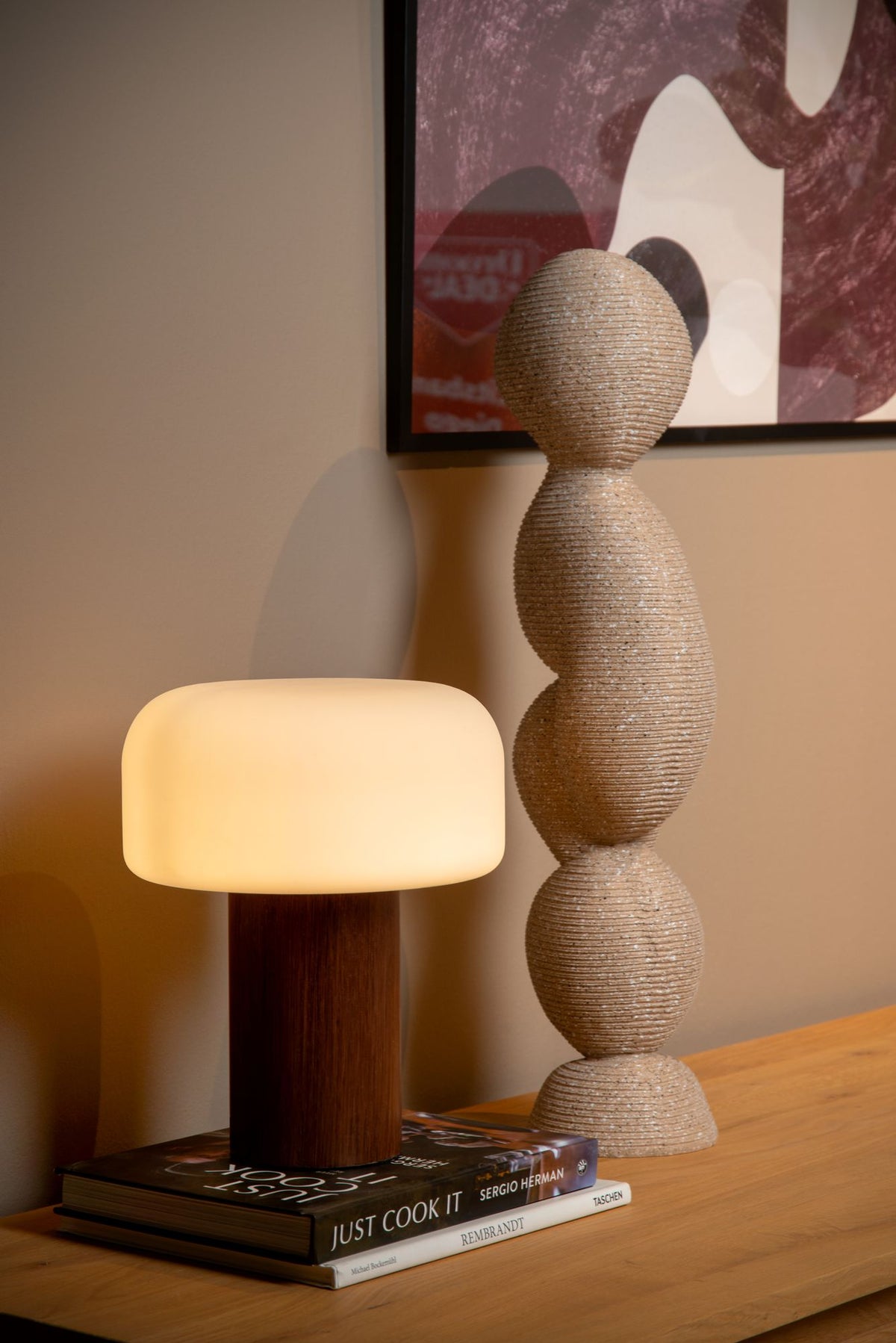 Lampe de table Kenan abat-jour en verre opalin base en bois naturel (1)