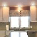 Moderne Küche mit s.luce GU10 Einbaustrahlern in Alu-Matt und eleganter Fensterdekoration.