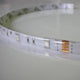 14, 4 W/m RGB IP65 24V 5m LED-Strip IP63 auf einem Tisch liegend, Detailansicht der LED-Beleuchtung.