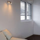 Asto II Wand- und Deckenleuchte alu brushed 2xGU10 Spot max. 75W in modernem Raum mit Fenstern.