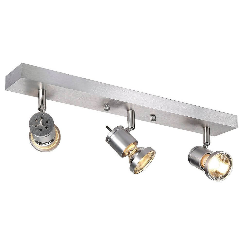 Asto III Wand- und Deckenleuchte Alu-Gebürstet mit drei GU10 Fassungen auf einer Aluminiumleiste.