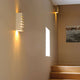 Wandleuchte GL 100 Slot eckig weisser Gips E14 max. 40W an einer Wand im modernen Treppenhaus.