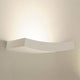 Wandleuchte GL 102 Curve weißer Gips an der Wand montiert, minimalistisches Design mit sanfter Beleuchtung.