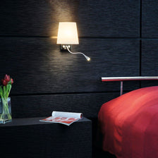 Coupa Flex LED applique Chrom 3000K avec lumière blanc chaud et liseuse dans la chambre