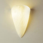 Wandleuchte Kyra Alabaster Naturweiß aus echtem Alabasterglas, länglicher naturweißer Schirm, warmes Lichtbild