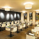 Soprana Deckenleuchte CL-1 rund beiges Textil E27 max. 3x60W in modernem Restaurant mit stilvollem Ambiente.