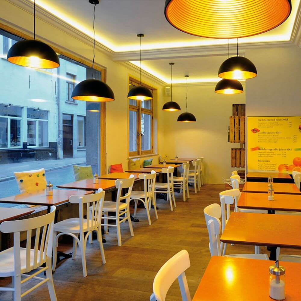 Forchini M Pendelleuchte PD-1 50cm rund schwarz gold E27 max. 40W über Tischen in gemütlichem Restaurant.