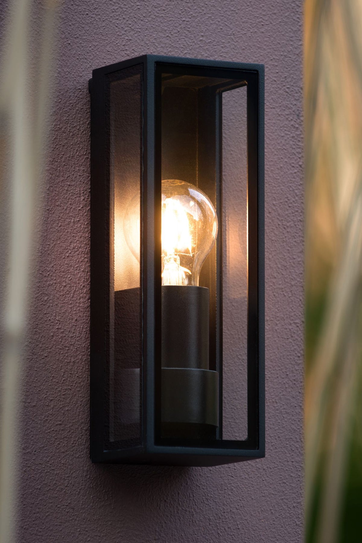 Außenwandleuchte Dukan IP65 Schwarz mit Glasschirm (3)
