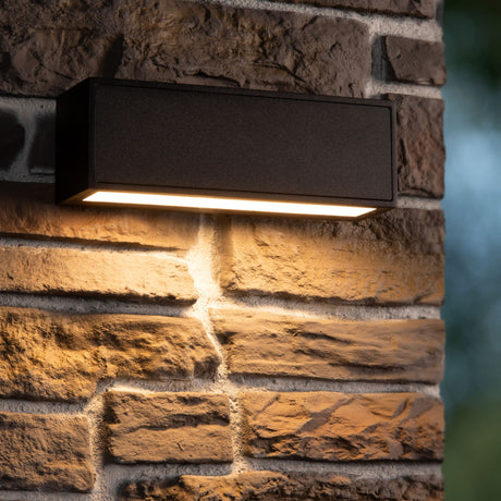 LED-Außenwandleuchte Sutton solar mit Dämmerungssensor IP54 Schwarz (1)