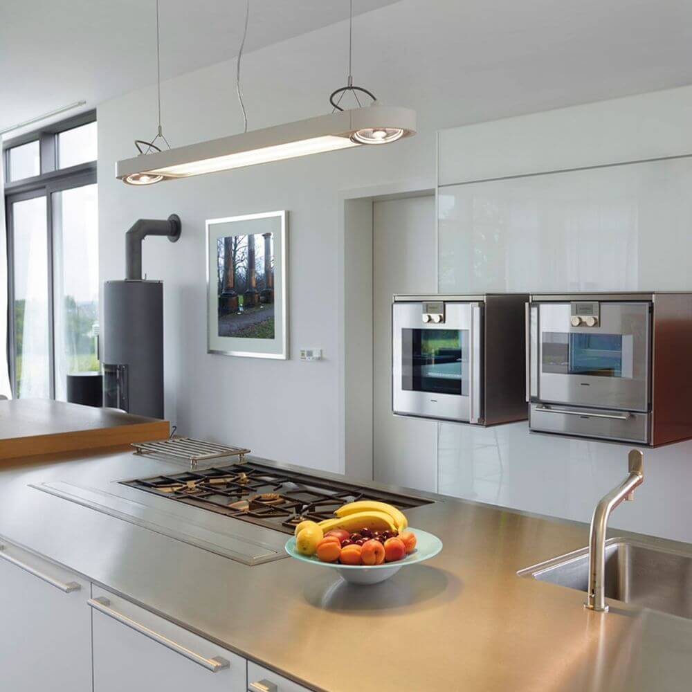 Aixlight R Office T5 39W Pendelleuchte rund Wiß über moderner Kücheninsel mit Obstschale.