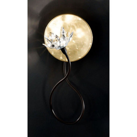 Fiorella Gold Wandleuchte Arm Rost-antik 30cm mit blütenförmigem Leuchtendesign auf goldener Wandplatte.