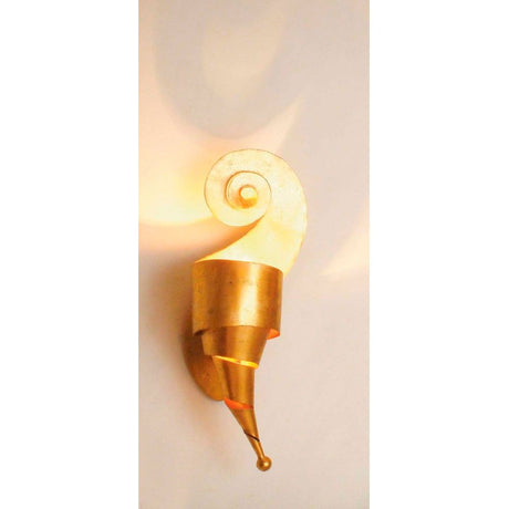 Aplique Innovazione izquierdo de hierro dorado con elegante diseño en espiral en dorado.