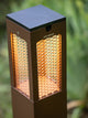 Farola solar para senderos Tradition H 90cm de aluminio Corten con iluminación LED, diseño cuadrado con superficies texturizadas, vista frontal