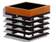 Applique solare Tekura in legno di teak con pannello quadrato nero e struttura in metallo nero sovrapposta, vista frontale