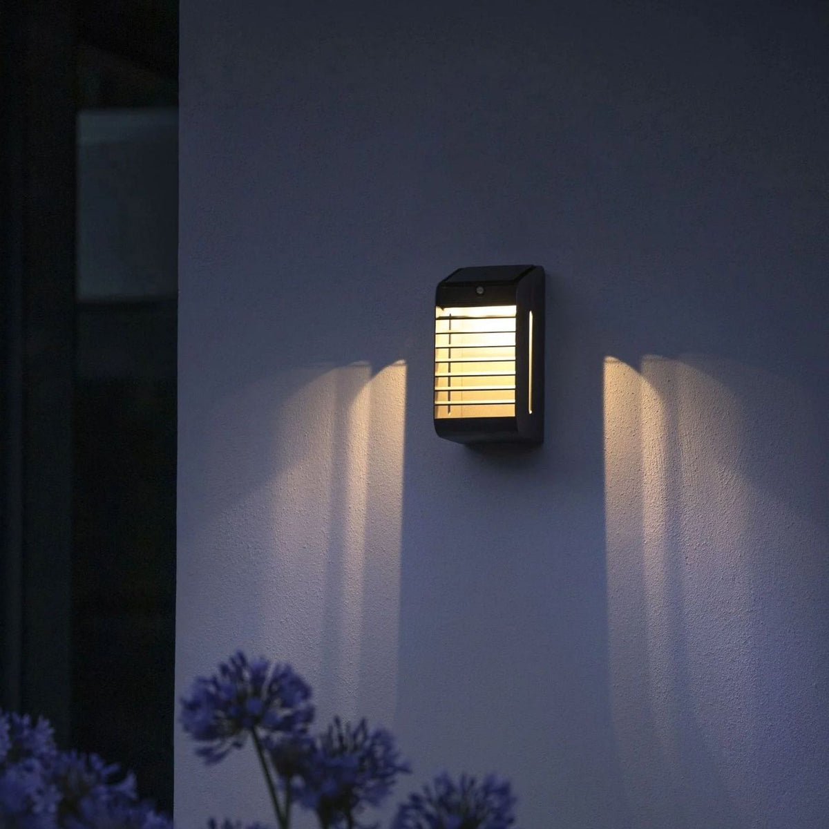 Les Jardins Solar-Wandleuchte Corner Grau mit LED-Beleuchtung an Hauswand montiert