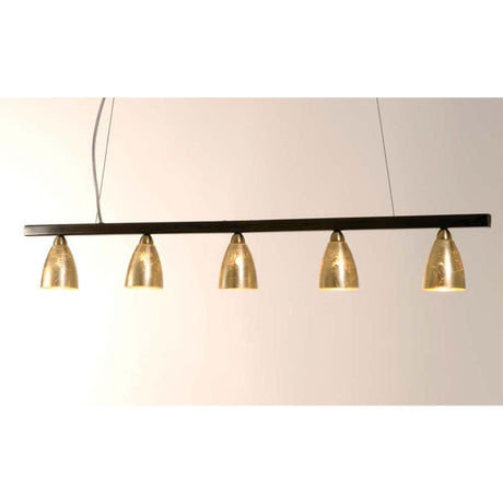 Lampada da tavolo da pranzo Alice Trave a 5 luci in vetro bianco con paralumi dorati e struttura nera.
